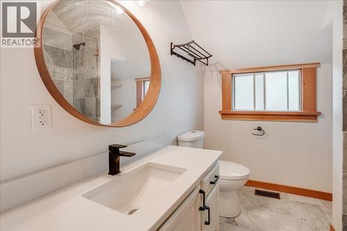 922 Front Street, Nelson, BC - Indoor Photo Showing Bathroom