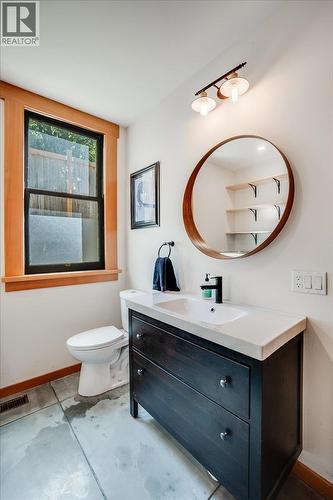 922 Front Street, Nelson, BC - Indoor Photo Showing Bathroom
