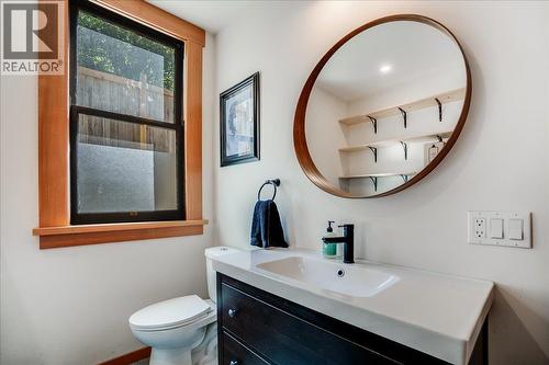 922 Front Street, Nelson, BC - Indoor Photo Showing Bathroom