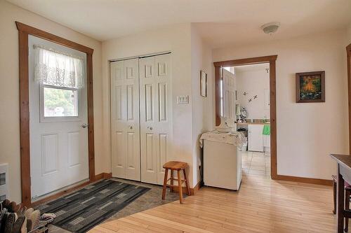 Hall d'entrée/Vestibule - 1099  - 1105 Rue Main, Ayer'S Cliff, QC - Indoor Photo Showing Other Room