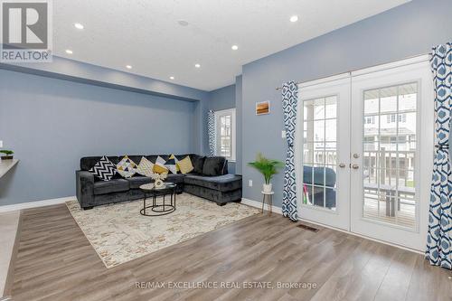 9 Hiscott Drive, Hamilton, ON - Indoor Photo Showing Living Room