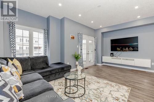9 Hiscott Drive, Hamilton, ON - Indoor Photo Showing Living Room