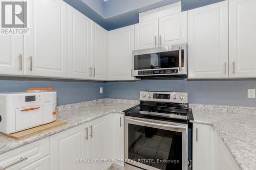 9 Hiscott Drive, Hamilton, ON - Indoor Photo Showing Kitchen