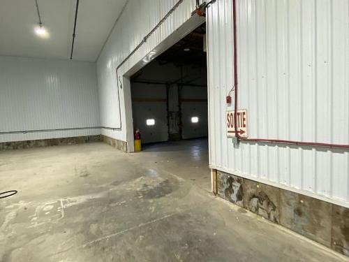 Shipping (door/dock) - 3-4-235 Rue St-Louis, Warwick, QC - Indoor Photo Showing Garage