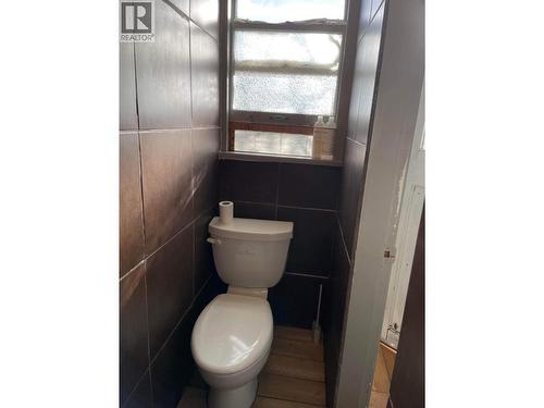 9704 Julia Street, Summerland, BC - Indoor Photo Showing Bathroom