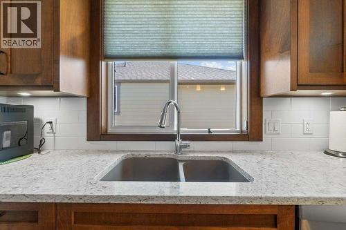 1321 24 Street Se, Salmon Arm, BC - Indoor Photo Showing Kitchen With Double Sink
