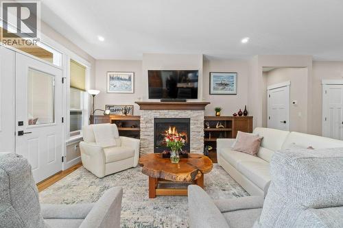 1321 24 Street Se, Salmon Arm, BC - Indoor Photo Showing Living Room With Fireplace