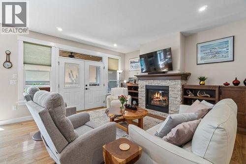 1321 24 Street Se, Salmon Arm, BC - Indoor Photo Showing Living Room With Fireplace