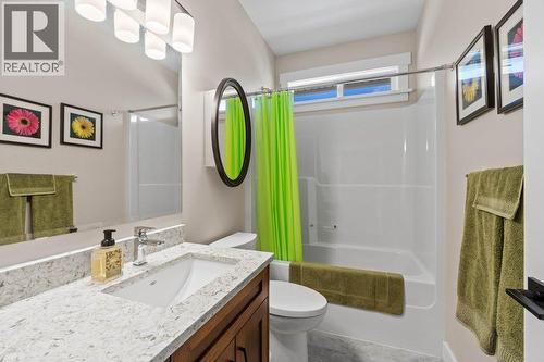 1321 24 Street Se, Salmon Arm, BC - Indoor Photo Showing Bathroom
