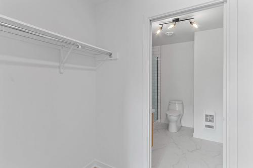 Walk-in closet - 235 Rue De La Barrière, Salaberry-De-Valleyfield, QC - Indoor Photo Showing Bathroom