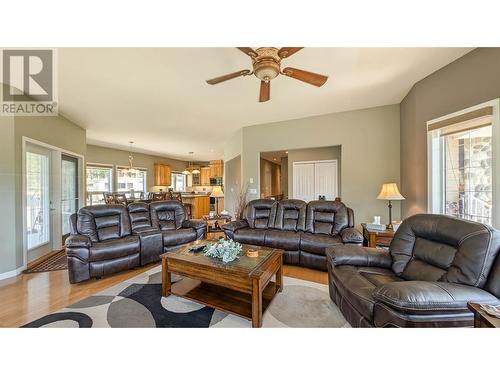6182 Hwy 3-93 Highway, Cranbrook, BC - Indoor Photo Showing Living Room