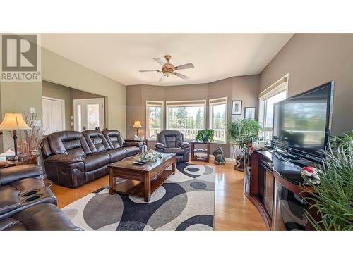 6182 Hwy 3-93 Highway, Cranbrook, BC - Indoor Photo Showing Living Room