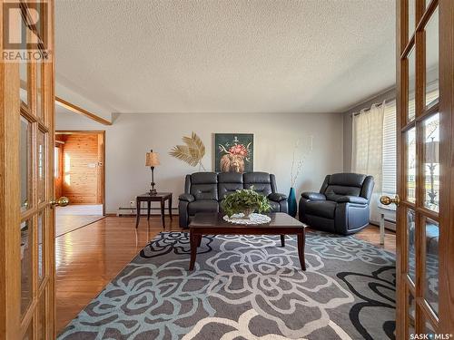 11 Conlin Drive, Swift Current, SK - Indoor Photo Showing Living Room