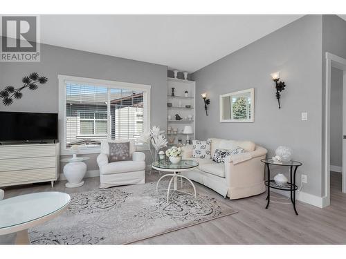 3606 25Th Avenue Unit# 109, Vernon, BC - Indoor Photo Showing Living Room