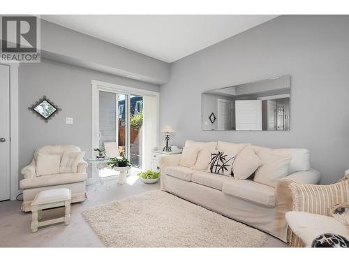 3606 25Th Avenue Unit# 109, Vernon, BC - Indoor Photo Showing Living Room