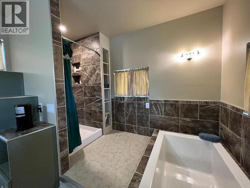 Master En suite - 1121 Erickson Road, Creston, BC - Indoor Photo Showing Bathroom