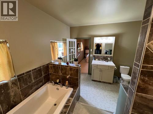 Master En Suite - 1121 Erickson Road, Creston, BC - Indoor Photo Showing Bathroom