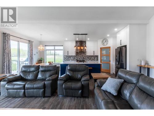 7400 Taborview Drive, Prince George, BC - Indoor Photo Showing Living Room