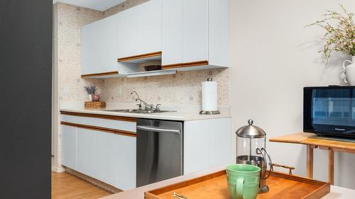 209-3609 30 Avenue, Vernon, BC - Indoor Photo Showing Kitchen