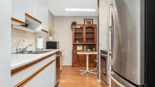 209-3609 30 Avenue, Vernon, BC - Indoor Photo Showing Kitchen With Double Sink