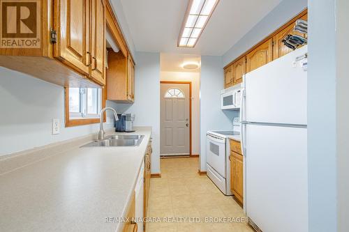 8420 Lamont Avenue, Niagara Falls (Chippawa), ON - Indoor Photo Showing Kitchen