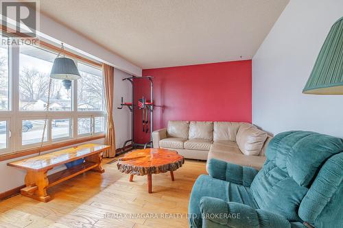 8420 Lamont Avenue, Niagara Falls (Chippawa), ON - Indoor Photo Showing Living Room