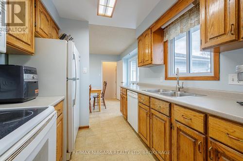 8420 Lamont Avenue, Niagara Falls (Chippawa), ON - Indoor Photo Showing Kitchen With Double Sink