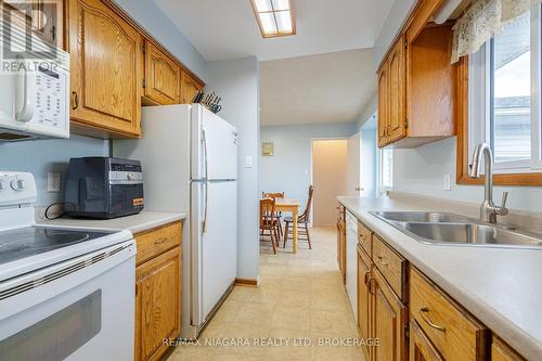 8420 Lamont Avenue, Niagara Falls (Chippawa), ON - Indoor Photo Showing Kitchen With Double Sink