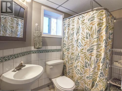 107 Uplands Drive, Kaleden, BC - Indoor Photo Showing Bathroom
