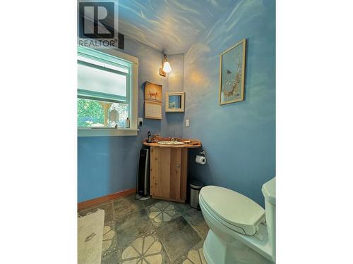 395 Boven Road, Nelson, BC - Indoor Photo Showing Bathroom