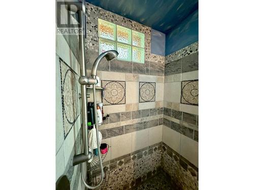 395 Boven Road, Nelson, BC - Indoor Photo Showing Bathroom