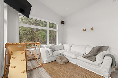 Salon - 1329 Route 112, Austin, QC - Indoor Photo Showing Living Room