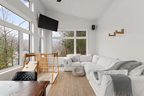 Salon - 1329 Route 112, Austin, QC - Indoor Photo Showing Living Room