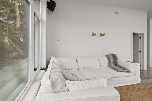 Salon - 1329 Route 112, Austin, QC - Indoor