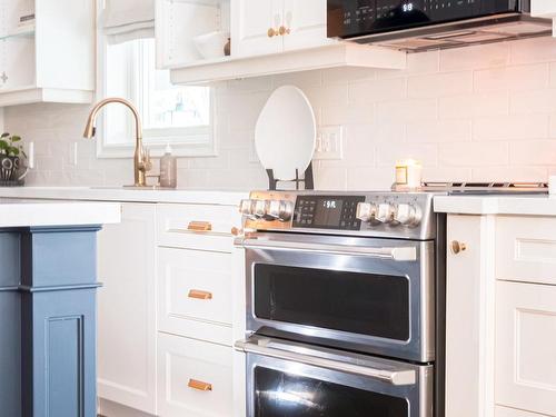 1417 Halifax Place, Burlington, ON - Indoor Photo Showing Kitchen With Upgraded Kitchen