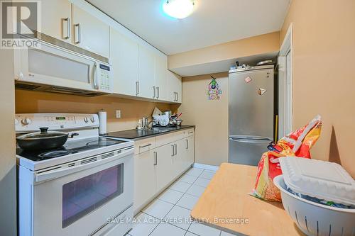 3315 Martins Pine Crescent, Mississauga, ON - Indoor Photo Showing Kitchen