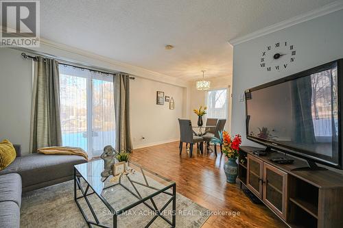 3315 Martins Pine Crescent, Mississauga, ON - Indoor Photo Showing Living Room