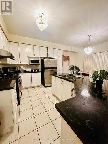 923 Brass Winds Place, Mississauga, ON - Indoor Photo Showing Kitchen