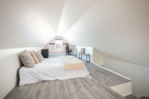 200 Kensington Avenue N, Hamilton, ON - Indoor Photo Showing Bedroom