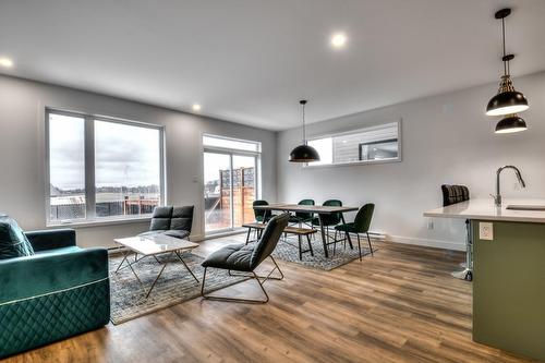 Salon - 193 21E Rue O., Venise-En-Québec, QC 