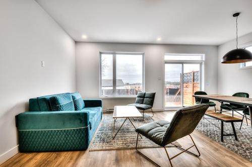 Salon - 193 21E Rue O., Venise-En-Québec, QC 