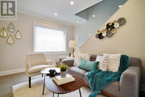 96 Mohawk Road E, Hamilton, ON - Indoor Photo Showing Living Room