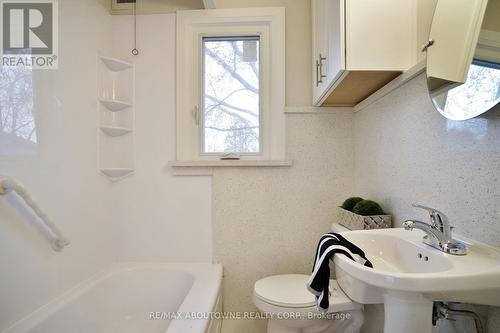 96 Mohawk Road E, Hamilton, ON - Indoor Photo Showing Bathroom