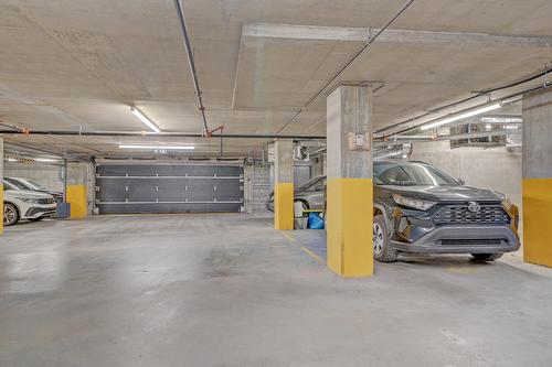 Parking - 402-20 Rue D'Ambre, Candiac, QC - Indoor Photo Showing Garage