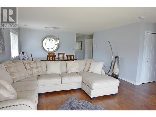 8700 Clerke Road Unit# 3, Coldstream, BC - Indoor Photo Showing Living Room