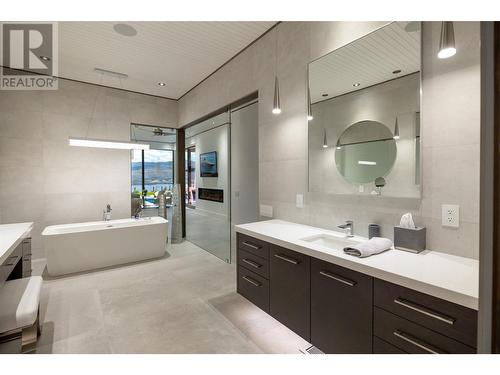 2463 Thacker Drive, West Kelowna, BC - Indoor Photo Showing Bathroom