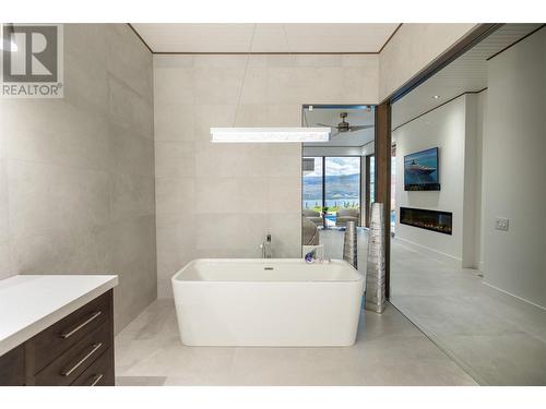 2463 Thacker Drive, West Kelowna, BC - Indoor Photo Showing Bathroom