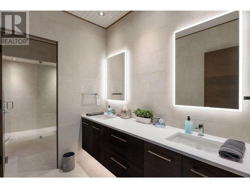 2463 Thacker Drive, West Kelowna, BC - Indoor Photo Showing Bathroom