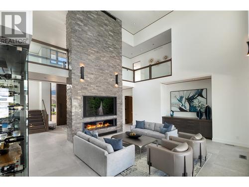 2463 Thacker Drive, West Kelowna, BC - Indoor Photo Showing Living Room