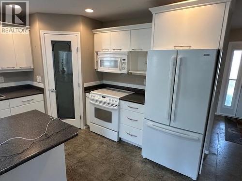 568 Red Wing Drive, Penticton, BC - Indoor Photo Showing Kitchen